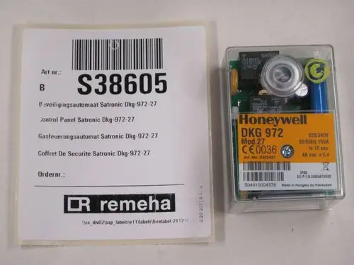 Steuergerät der Marke Remeha mit sichtbarem Honeywell-Label. Es zeigt Anschlüsse und technische Angaben. Informationen sind auf einem grauen Hintergrund platziert.